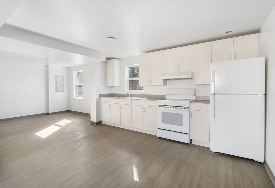 related-corporate-properties-landscape-poplar-place-kitchen.jpg